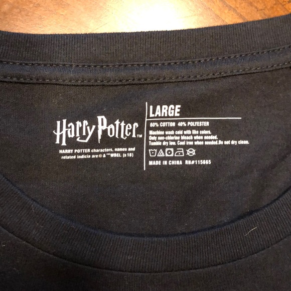 Harry Potter Gryffindor R Shirt - Picture 3 of 4